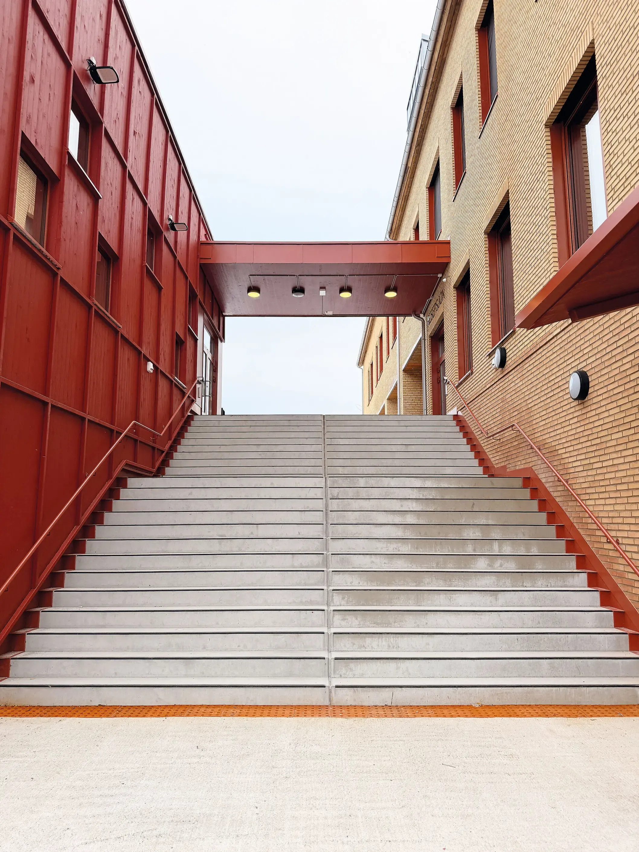 Hvalstad skole – tømrerarbeid og montasje, Ruta som totalentreprenør
