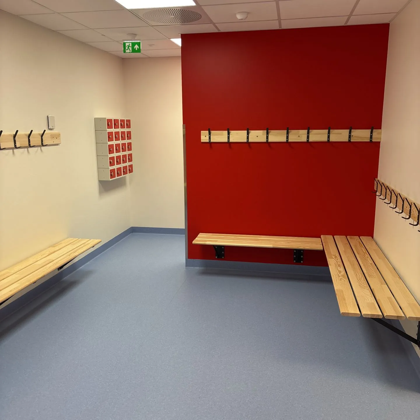 Lørenskoghallen – innvendig tømrerarbeid og gips, Backe som totalentreprenør